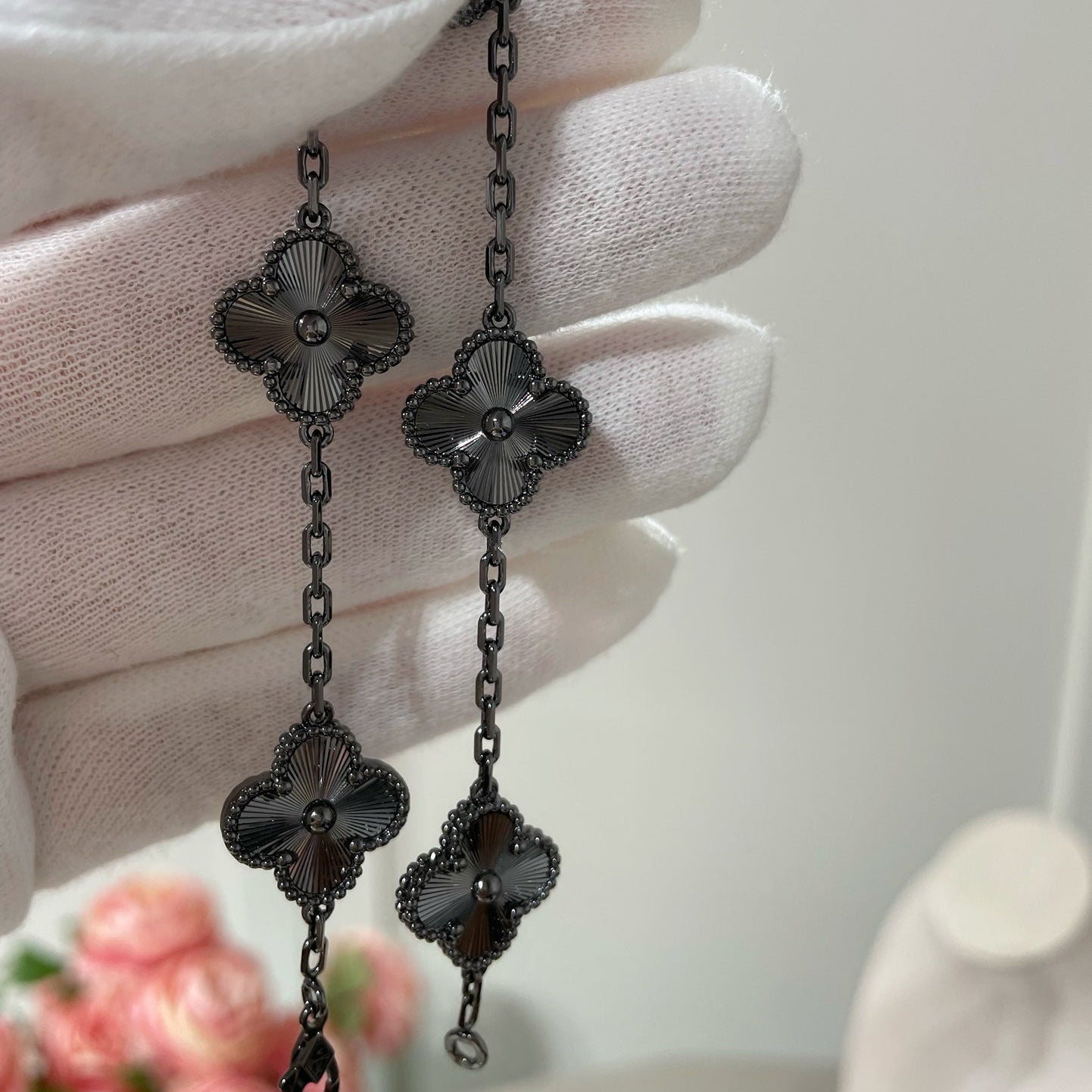 [✨ROSE✨]CLOVER 5 MOTIF BLACK BRACELET