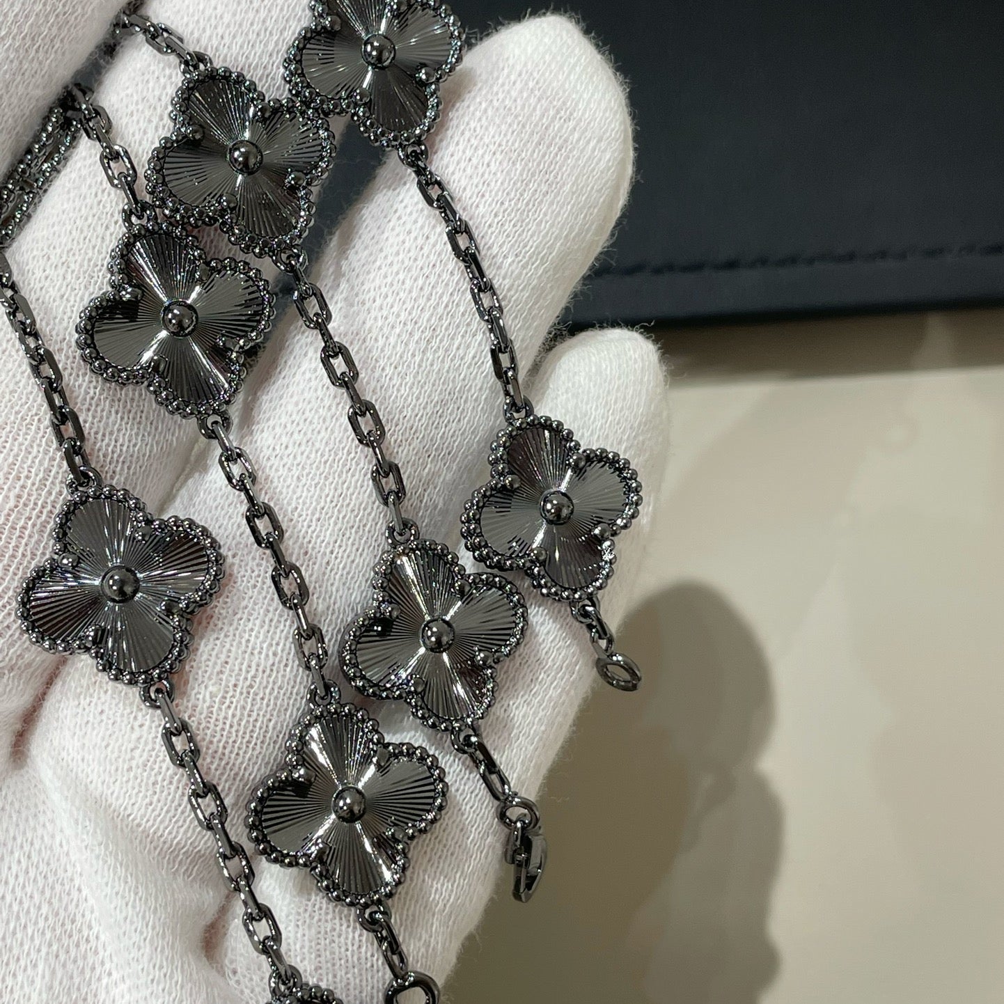 [✨ROSE✨]CLOVER 5 MOTIF BLACK BRACELET