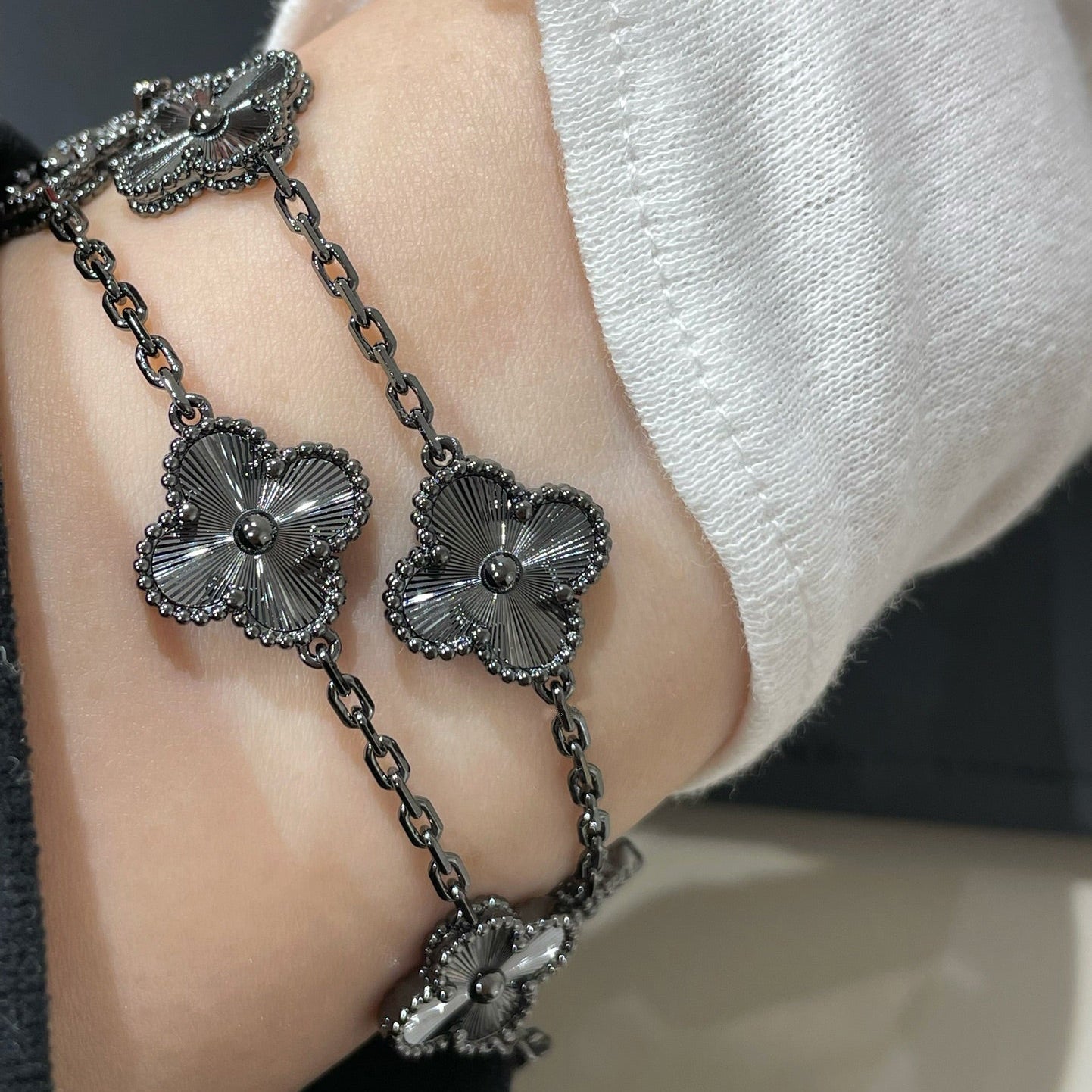 [✨ROSE✨]CLOVER 5 MOTIF BLACK BRACELET