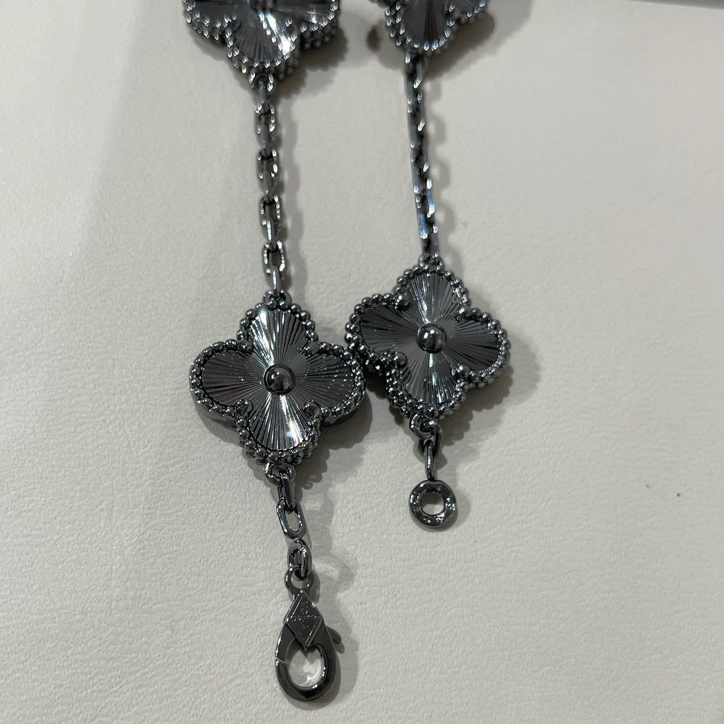 [✨ROSE✨]CLOVER 5 MOTIF BLACK BRACELET
