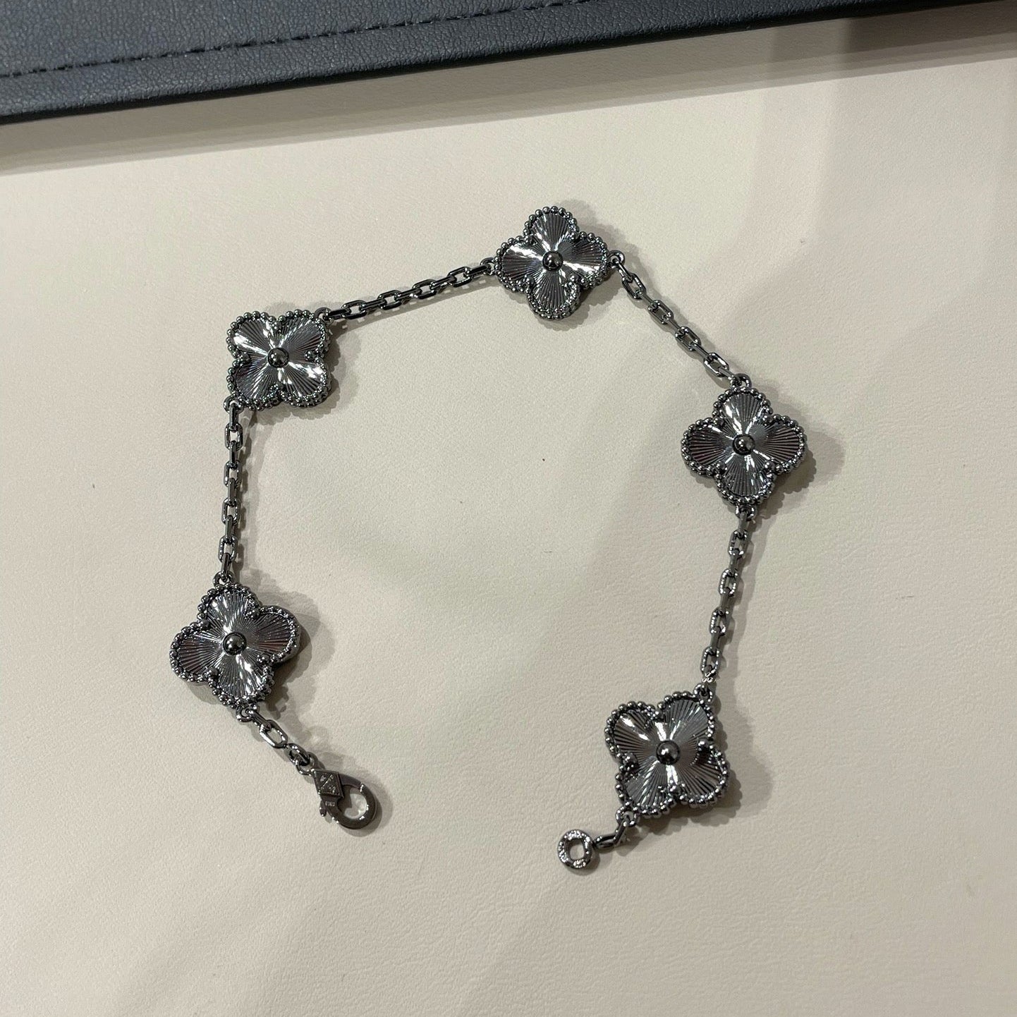 [✨ROSE✨]CLOVER 5 MOTIF BLACK BRACELET