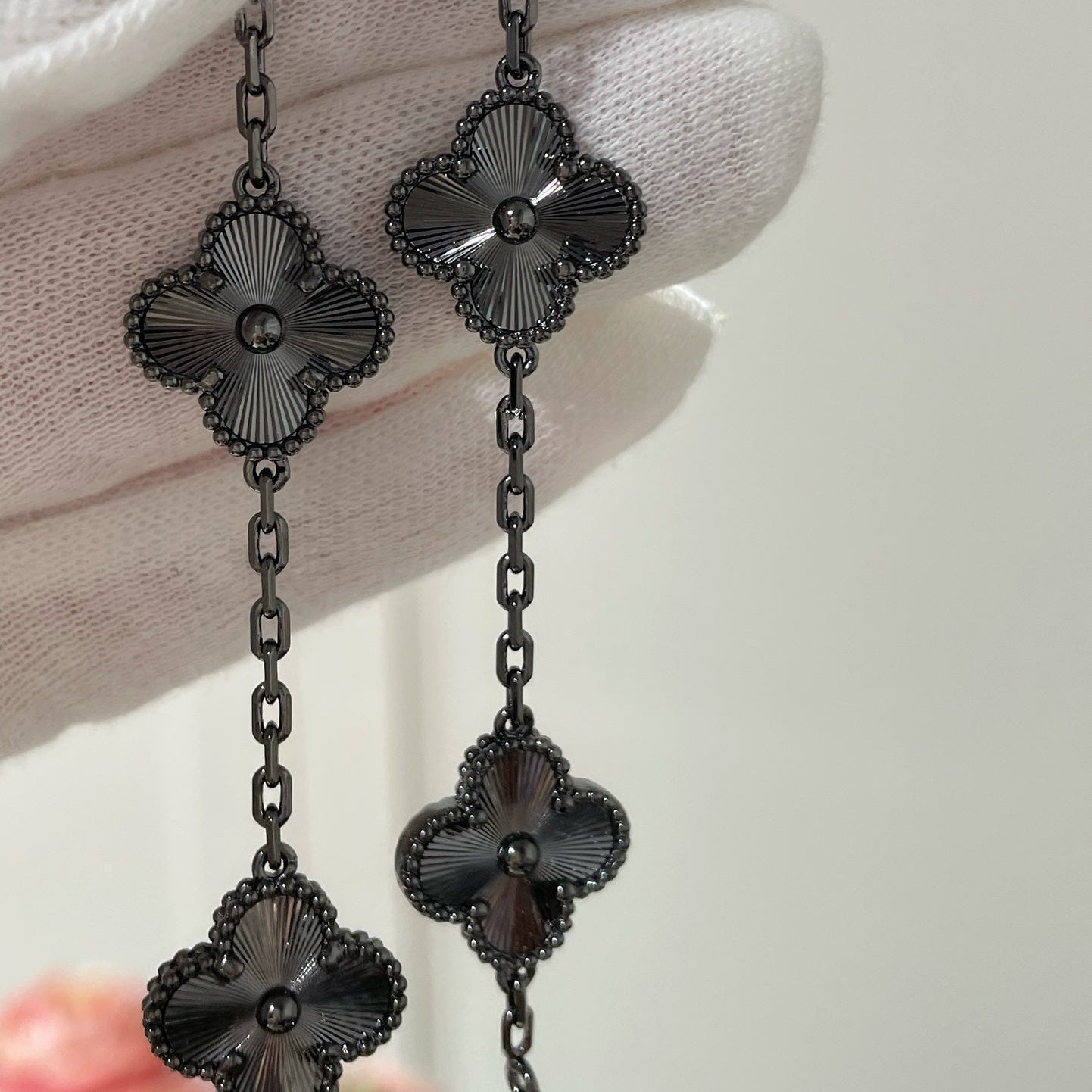 [✨ROSE✨]CLOVER 5 MOTIF BLACK BRACELET