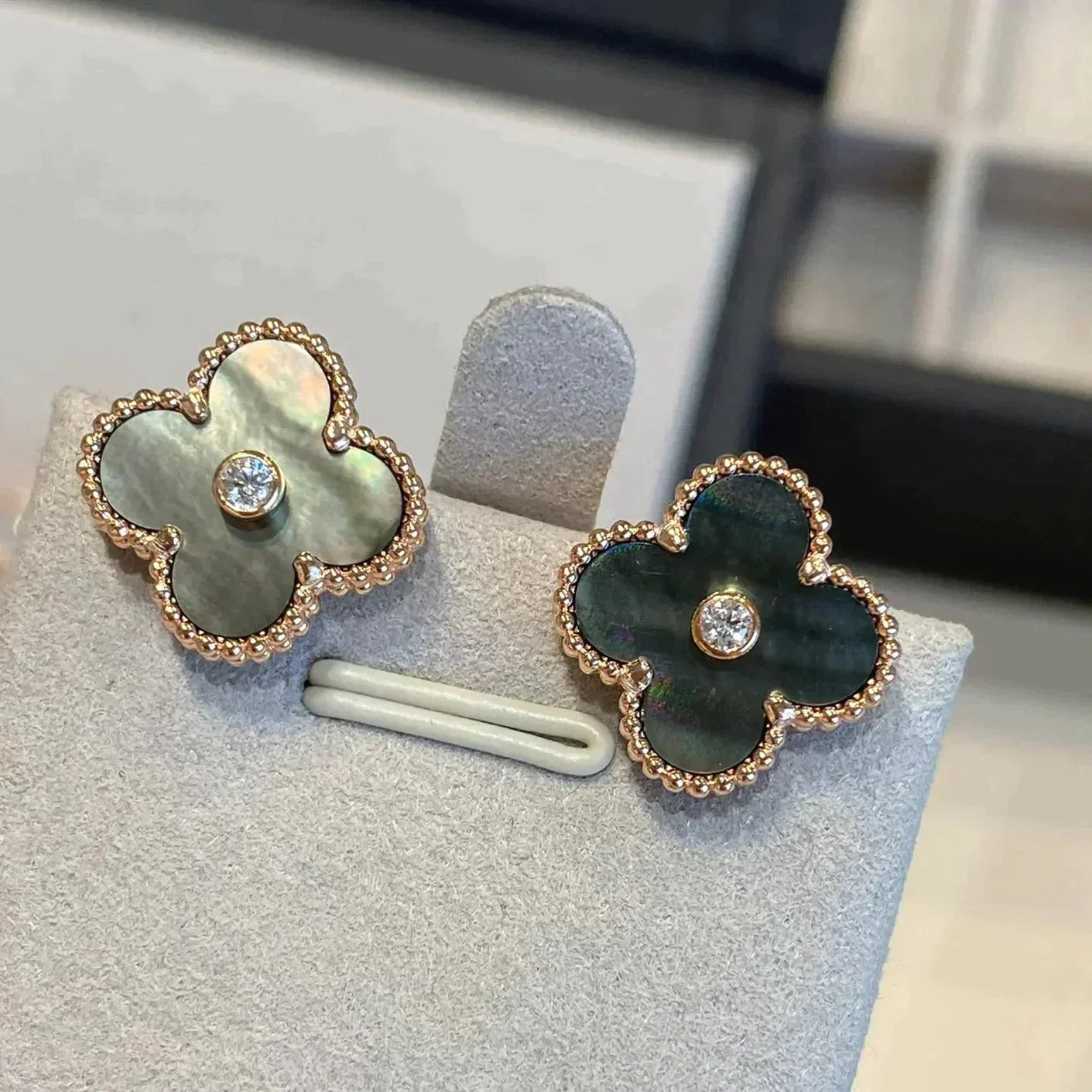 [✨ROSE✨]CLOVER MEDIUM 1 MOTIFS GRAY MOP  DIAMOND EARRINGS