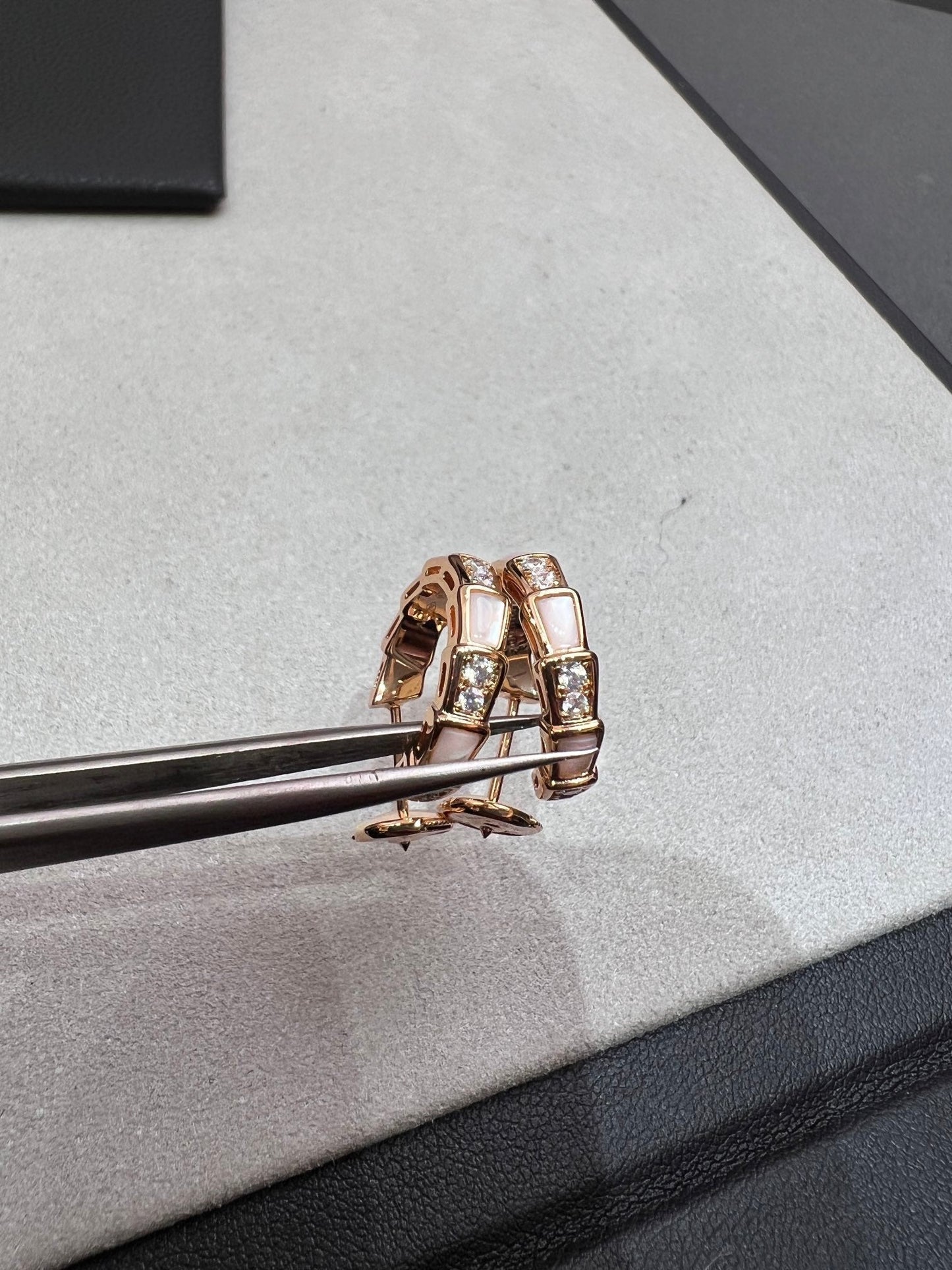 [✨ROSE✨]SERPENTI MOP PINK GOLD EARRINGS