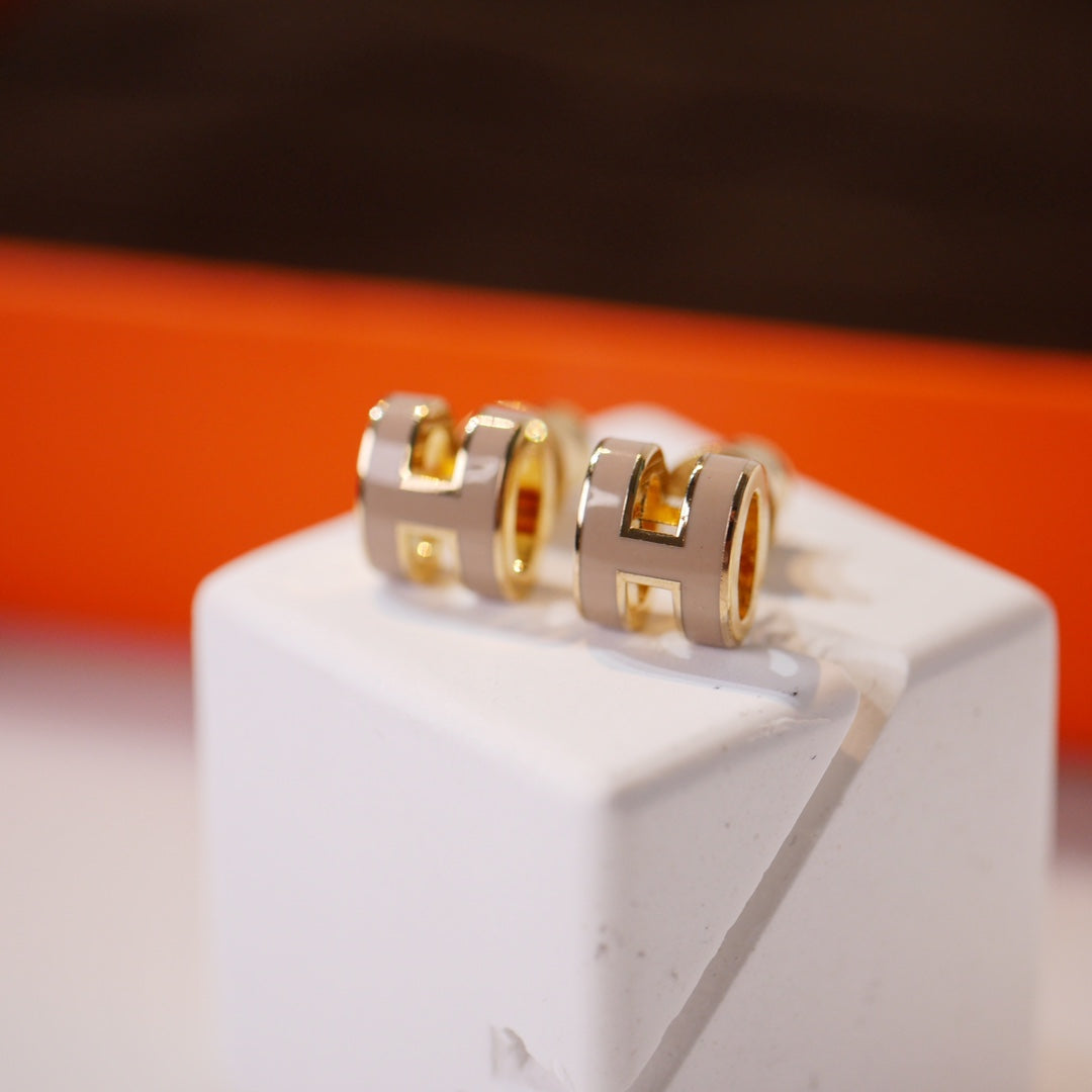 [✨ROSE✨]MINI POP H GOLD EARRINGS GREY