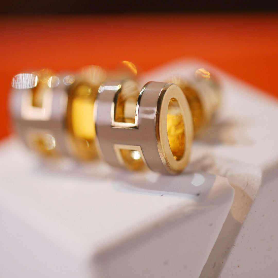 [✨ROSE✨]MINI POP H GOLD EARRINGS GREY