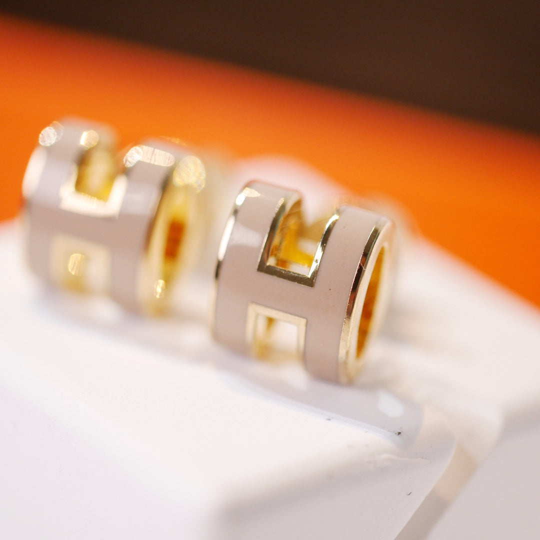 [✨ROSE✨]MINI POP H GOLD EARRINGS GREY