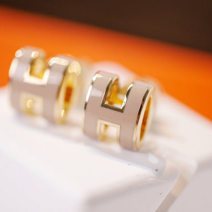 [✨ROSE✨]MINI POP H GOLD EARRINGS GREY