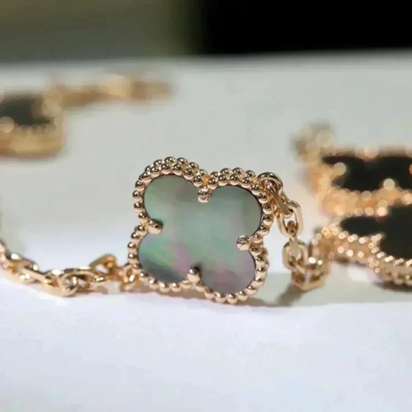 [✨ROSE✨]CLOVER 5 MOTIF GRAY MOP  BRACELET