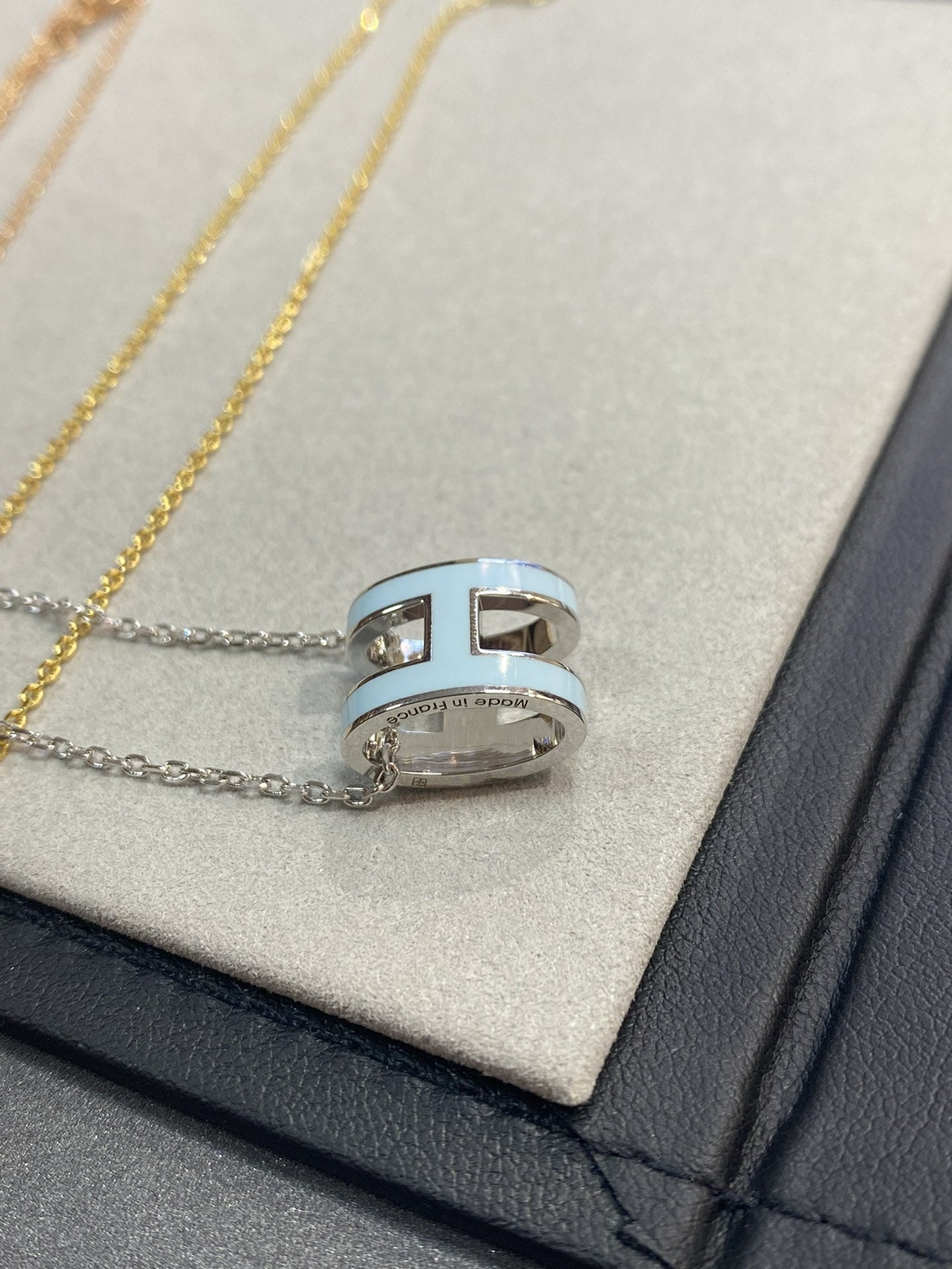 [✨ROSE✨]POP H LIGHT BLUE NECKLACE