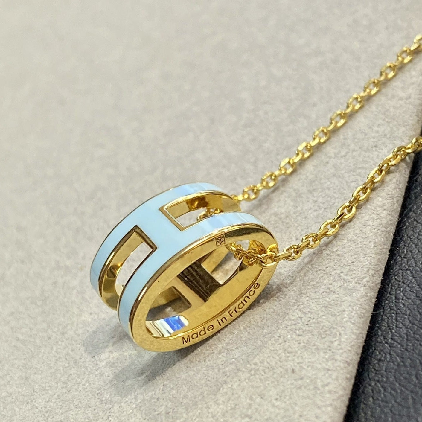 [✨ROSE✨]POP H LIGHT BLUE NECKLACE