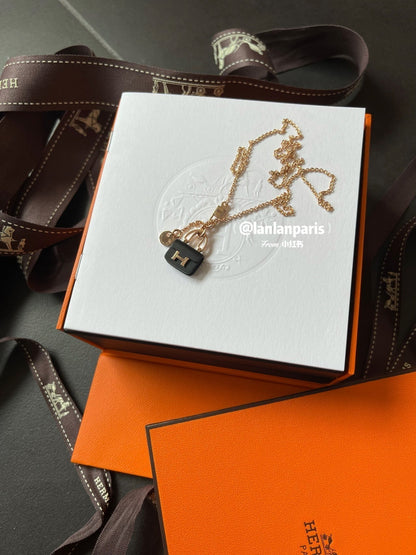 [✨ROSE✨]CONSTANCE BLACK PEDANT PINK GOLD NECKLACE