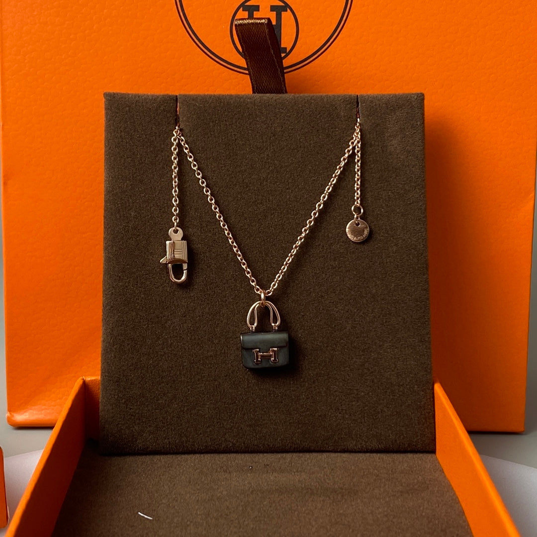 [✨ROSE✨]CONSTANCE BLACK PEDANT PINK GOLD NECKLACE