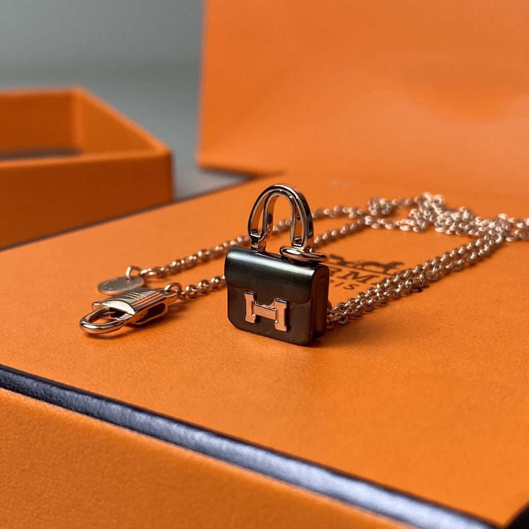 [✨ROSE✨]CONSTANCE BLACK PEDANT PINK GOLD NECKLACE