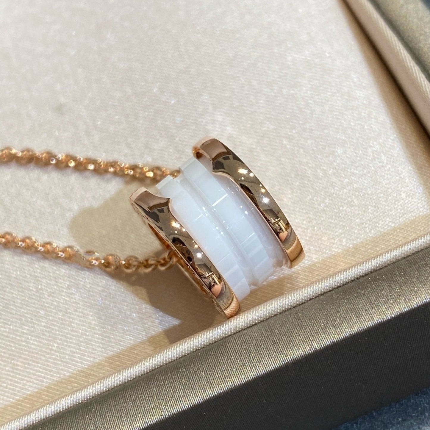 [✨ROSE✨]ZERO 1 WHITE CERAMIC PINK GOLD NECKLACE