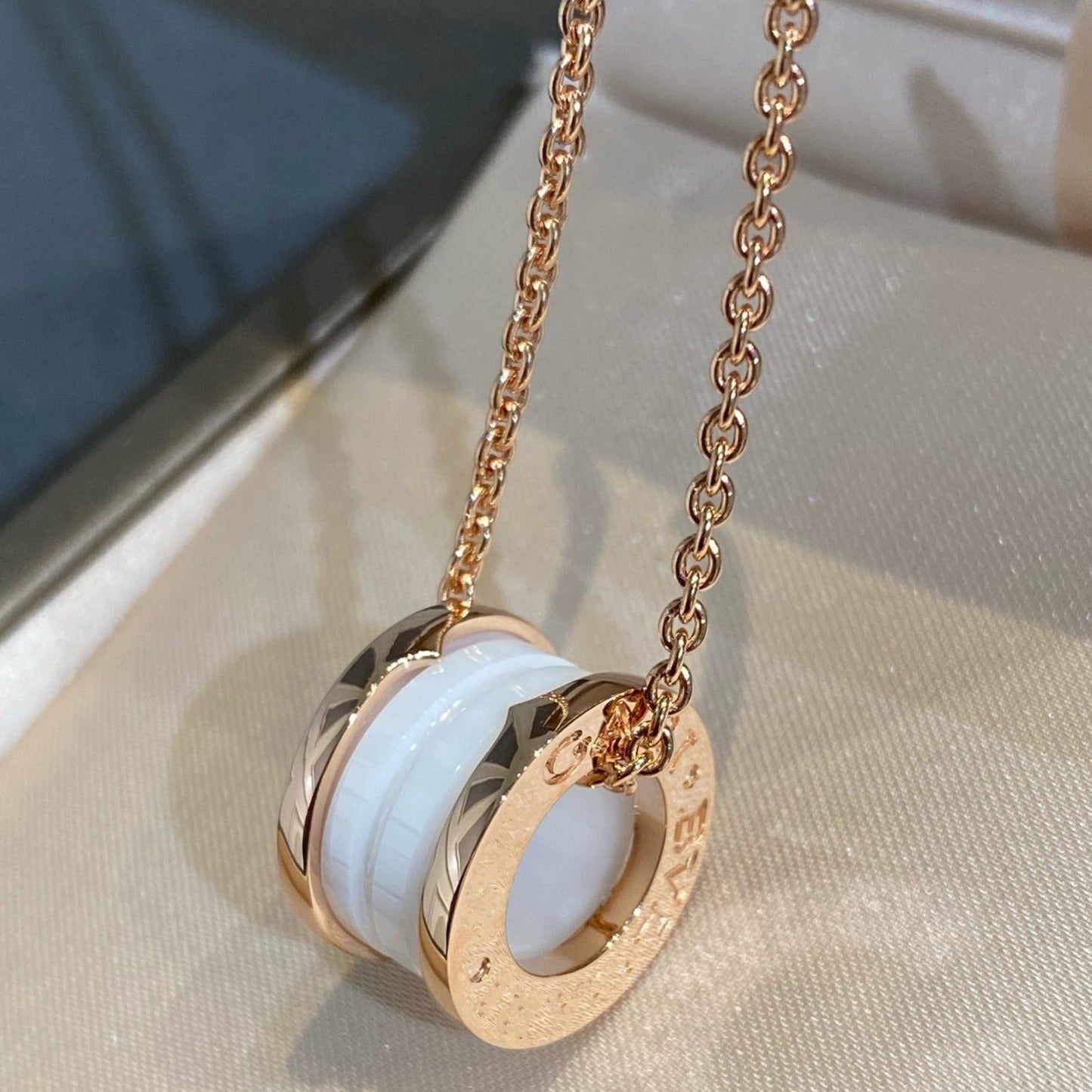[✨ROSE✨]ZERO 1 WHITE CERAMIC PINK GOLD NECKLACE