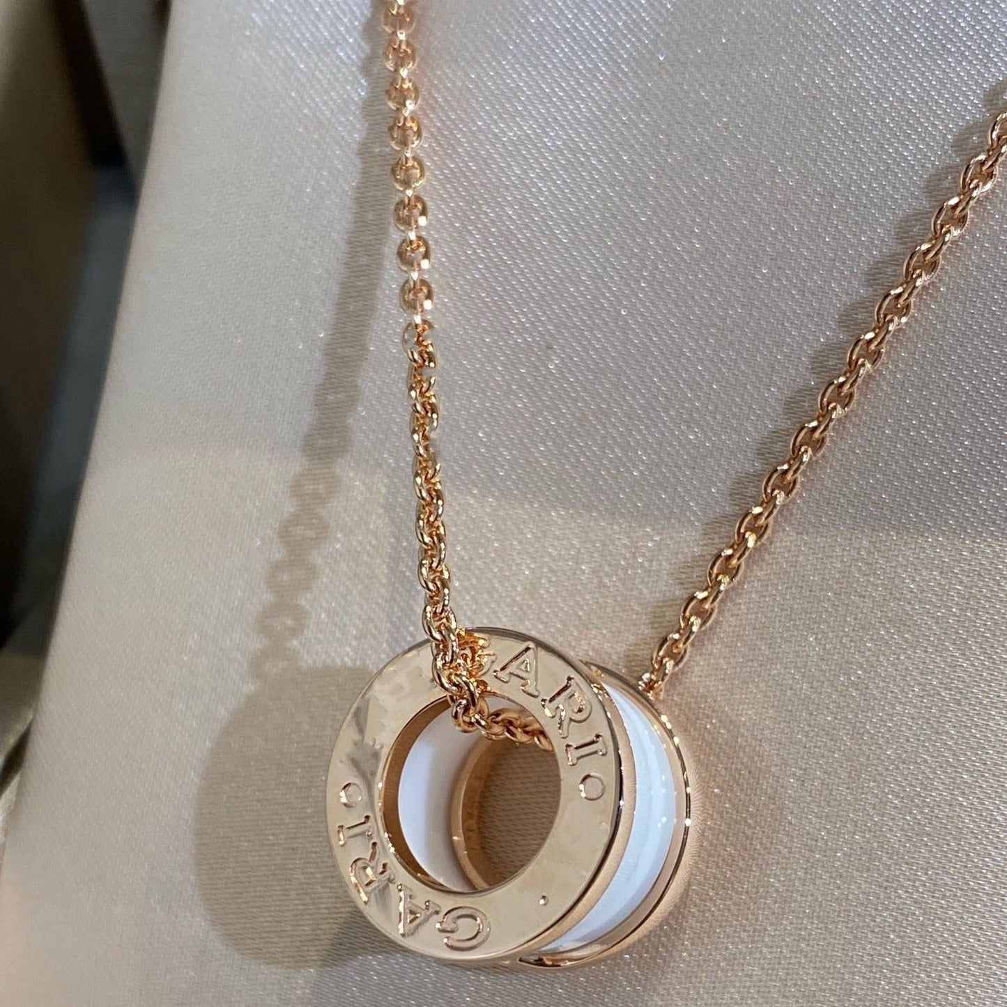 [✨ROSE✨]ZERO 1 WHITE CERAMIC PINK GOLD NECKLACE