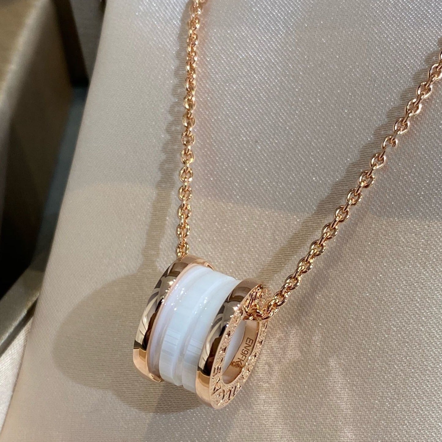 [✨ROSE✨]ZERO 1 WHITE CERAMIC PINK GOLD NECKLACE
