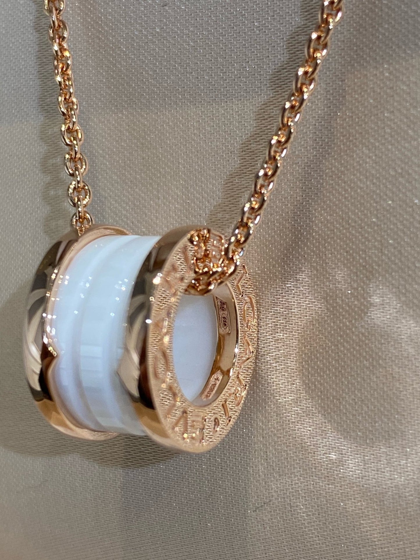 [✨ROSE✨]ZERO 1 WHITE CERAMIC PINK GOLD NECKLACE
