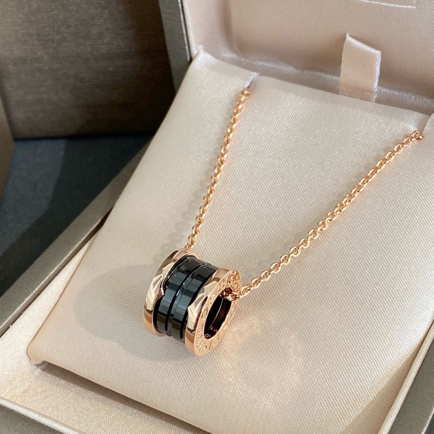 [✨ROSE✨]ZERO 1 BLACK CERAMIC PINK GOLD NECKLACE