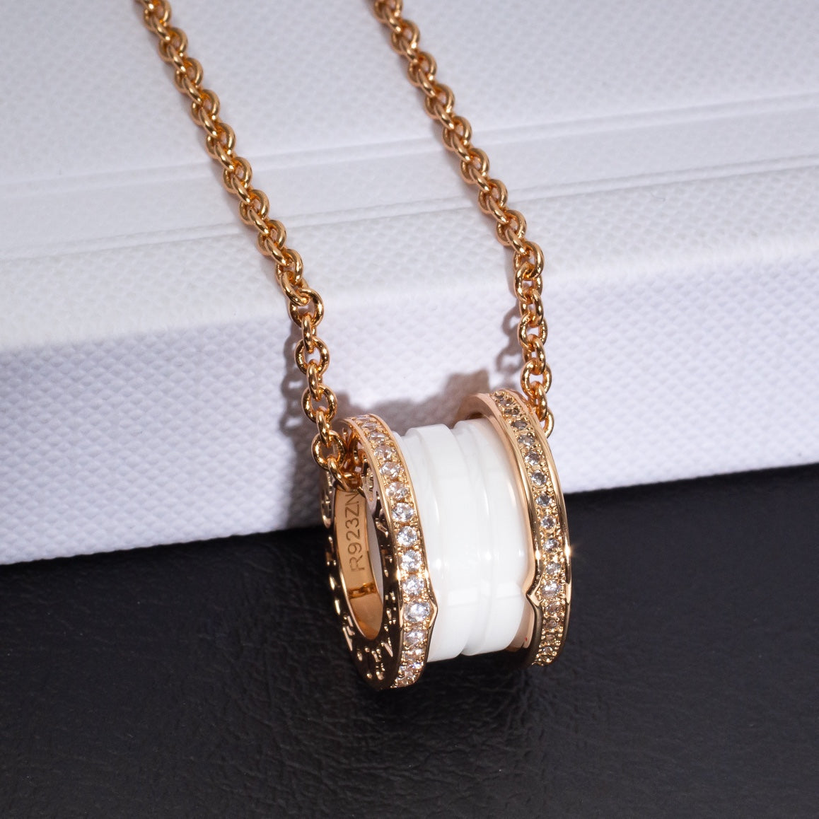 [✨ROSE✨]ZERO 1 WHITE CERAMIC PINK GOLD DIAMOND NECKLACE