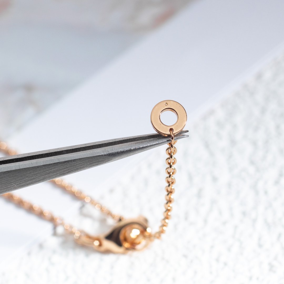 [✨ROSE✨]ZERO 1 WHITE CERAMIC PINK GOLD DIAMOND NECKLACE
