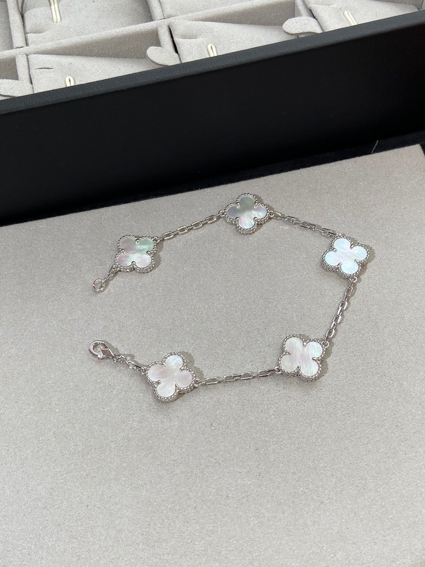 [✨ROSE✨]CLOVER SILVER MOP 5 MOTIF BRACELET