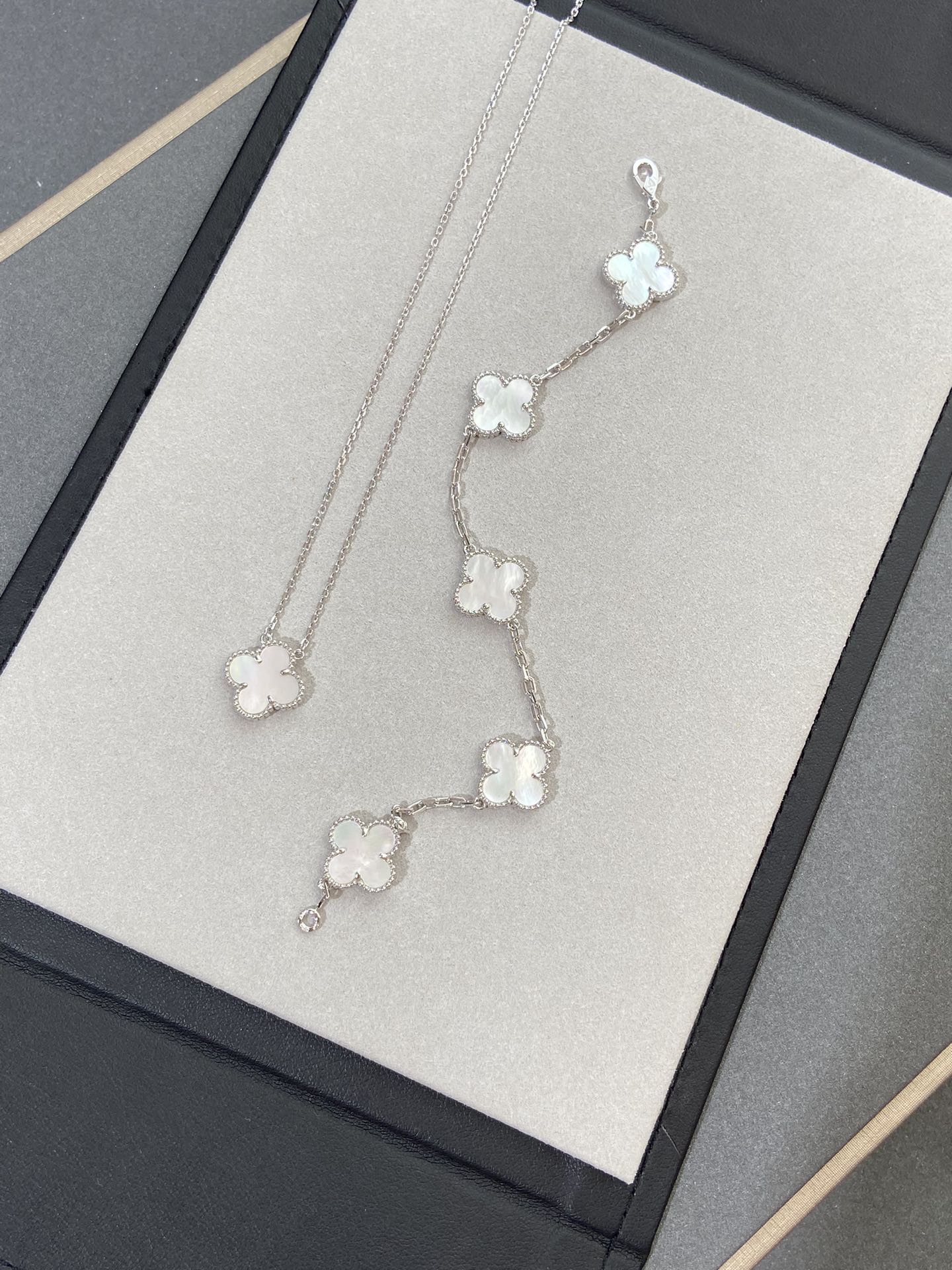 [✨ROSE✨]CLOVER SILVER MOP 5 MOTIF BRACELET