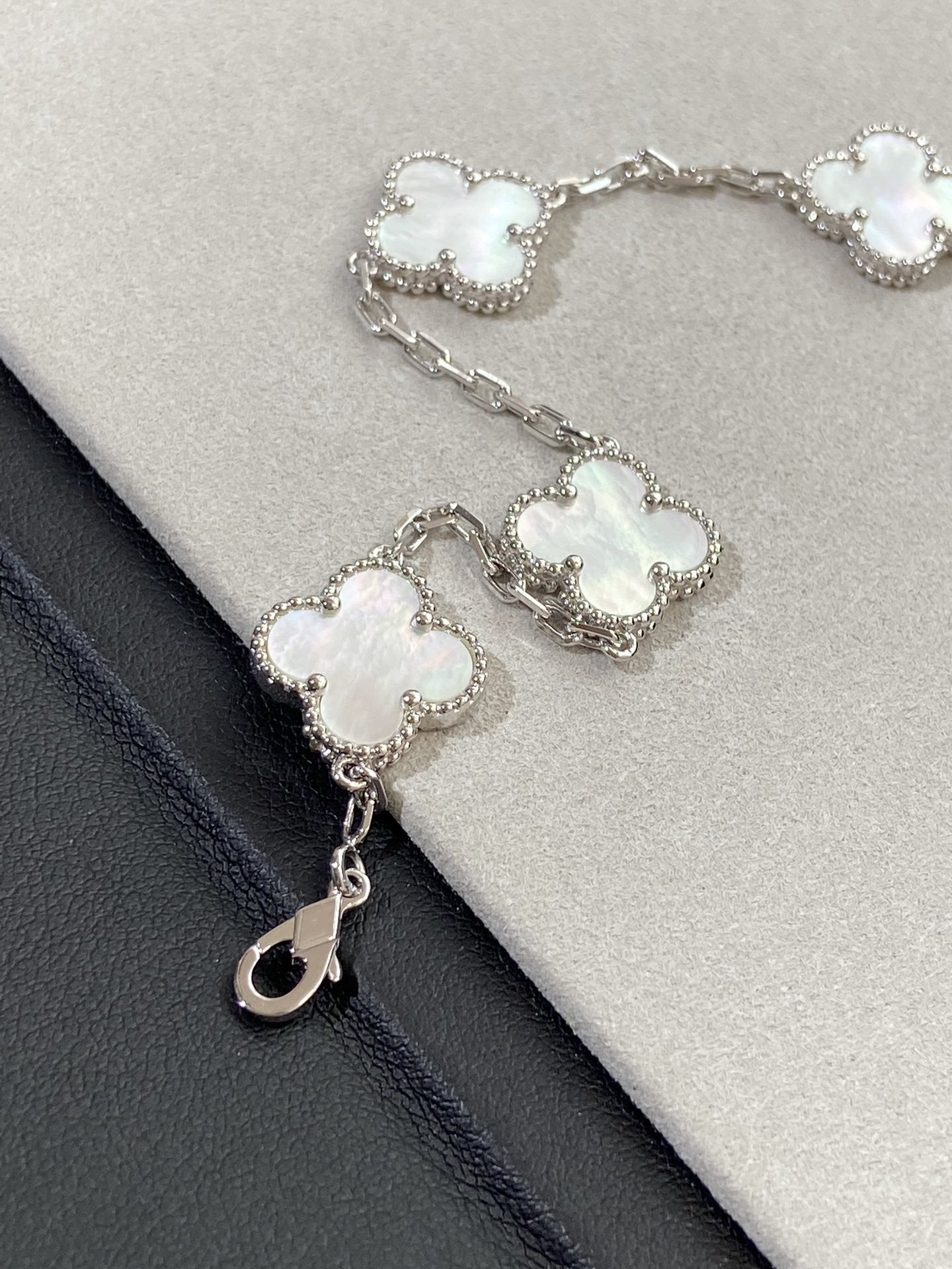 [✨ROSE✨]CLOVER SILVER MOP 5 MOTIF BRACELET