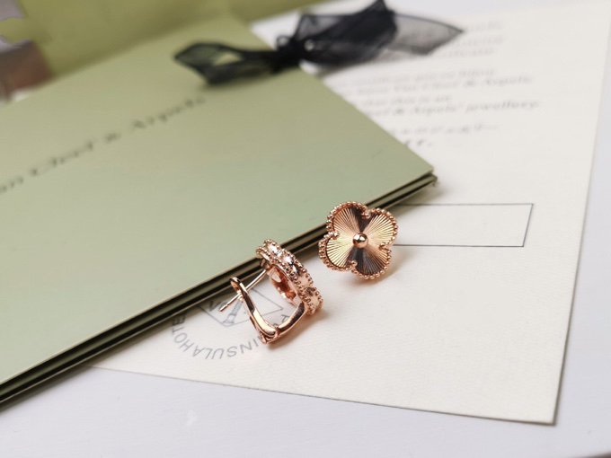 [✨ROSE✨]CLOVER MEDIUM STUD EARRINGS