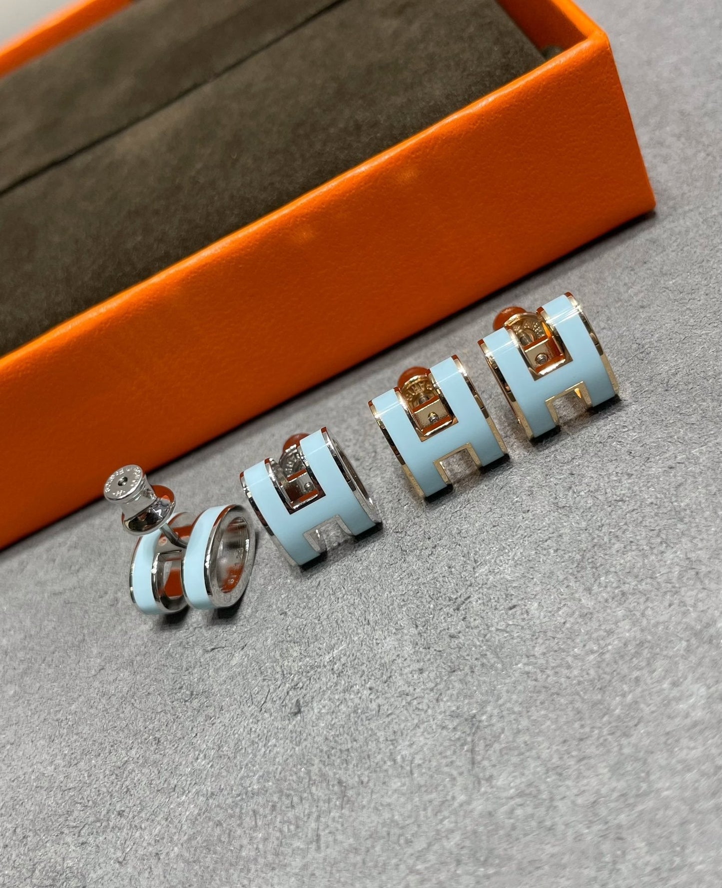 [✨ROSE✨]POP H SKY BLUE STUD EARRINGS