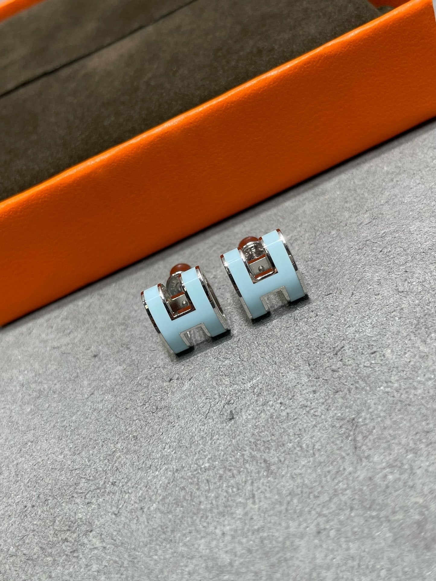[✨ROSE✨]POP H SKY BLUE STUD EARRINGS