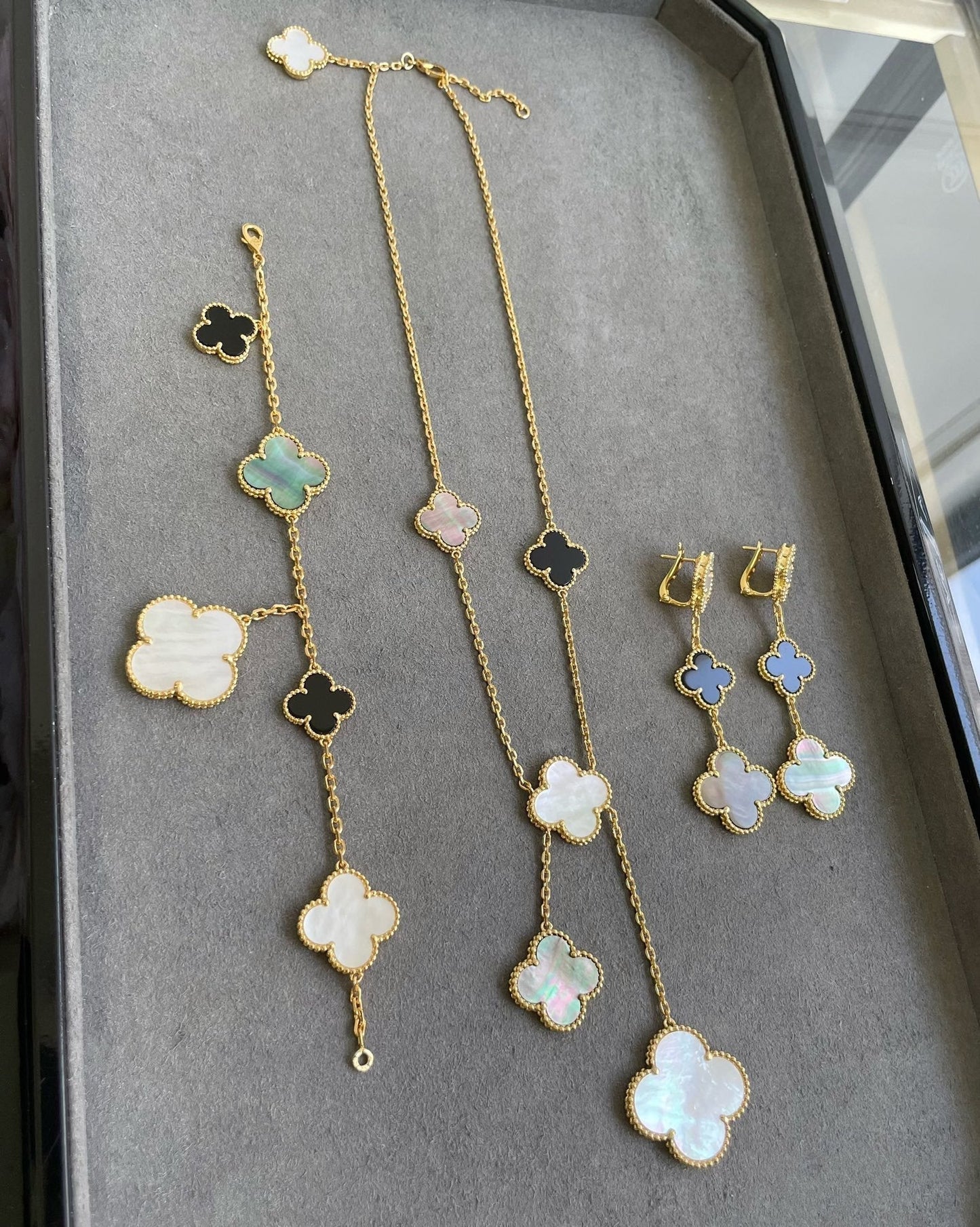 [✨ROSE✨]CLOVER 3 MOTIF MOP ONYX DARK MOP PINK GOLD EARRINGS