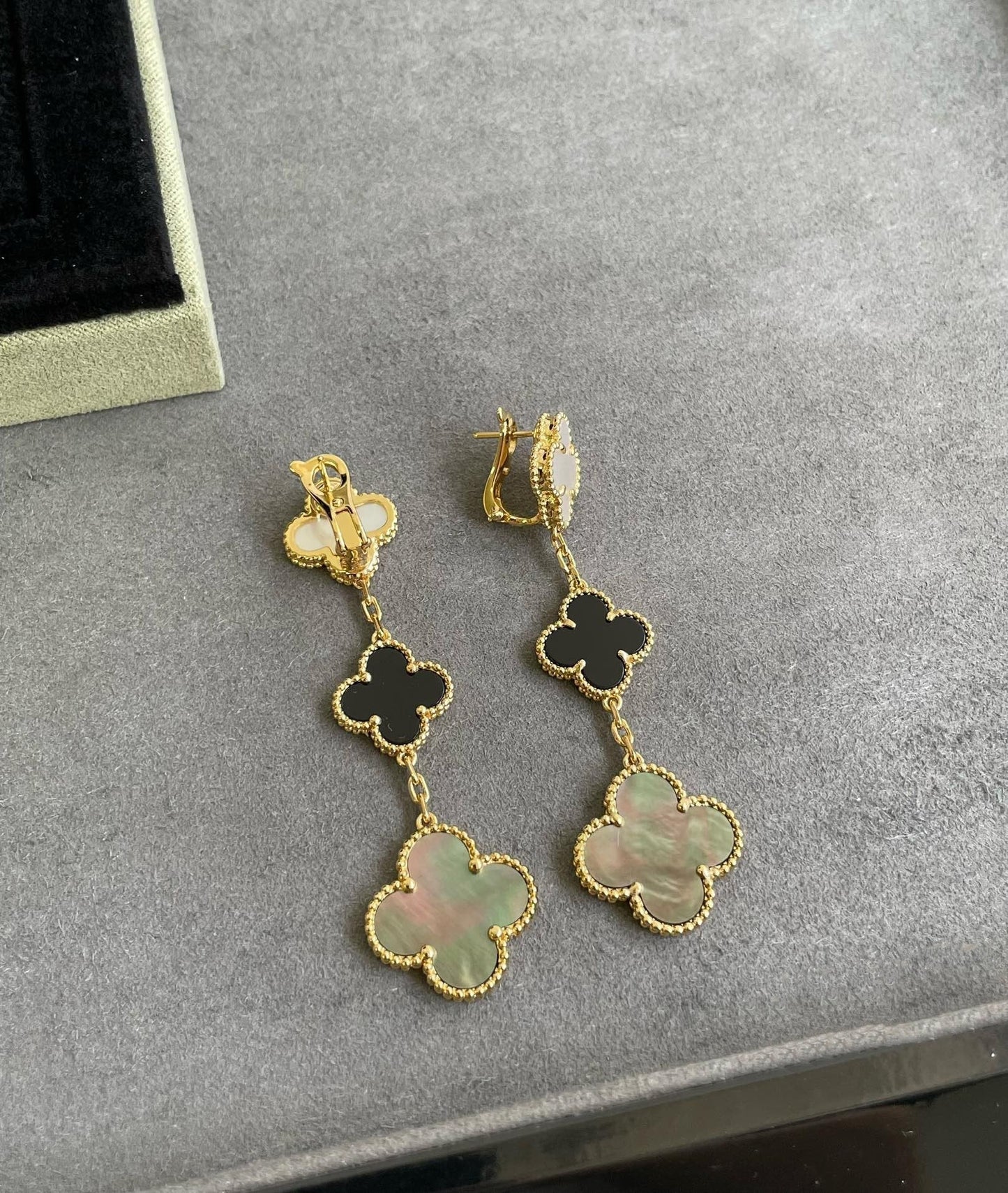 [✨ROSE✨]CLOVER 3 MOTIF MOP ONYX DARK MOP PINK GOLD EARRINGS