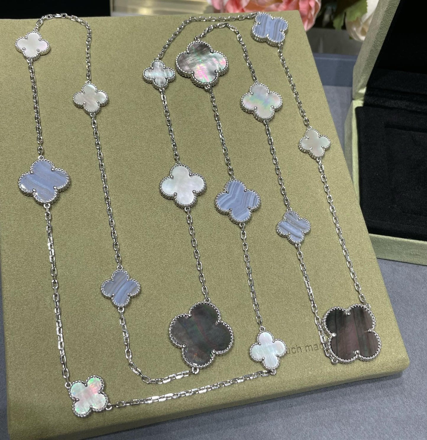 [✨ROSE✨]CLOVER 16 MOTIF CHALCEDONY MOP SILVER NECKLACE