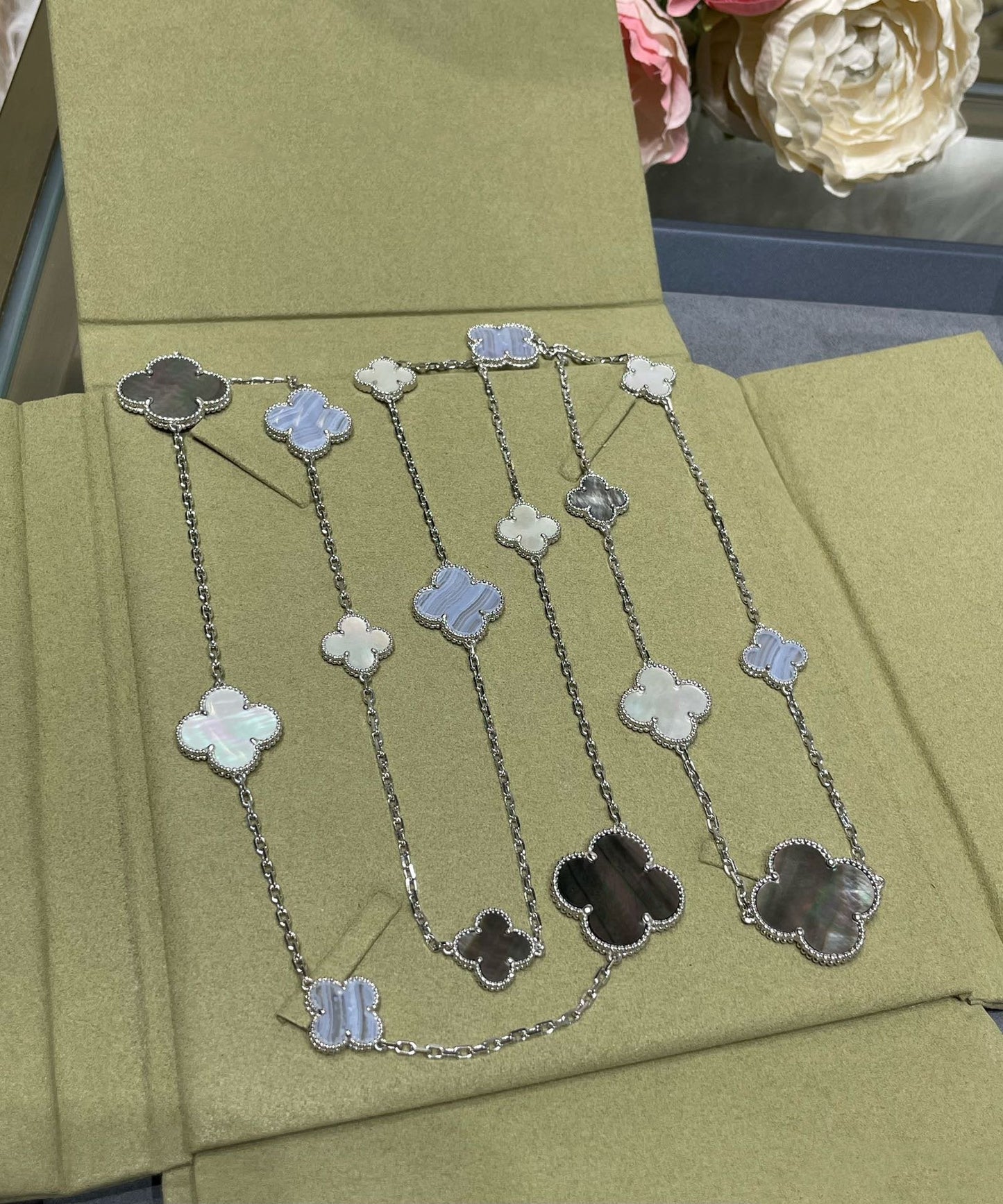 [✨ROSE✨]CLOVER 16 MOTIF CHALCEDONY MOP SILVER NECKLACE