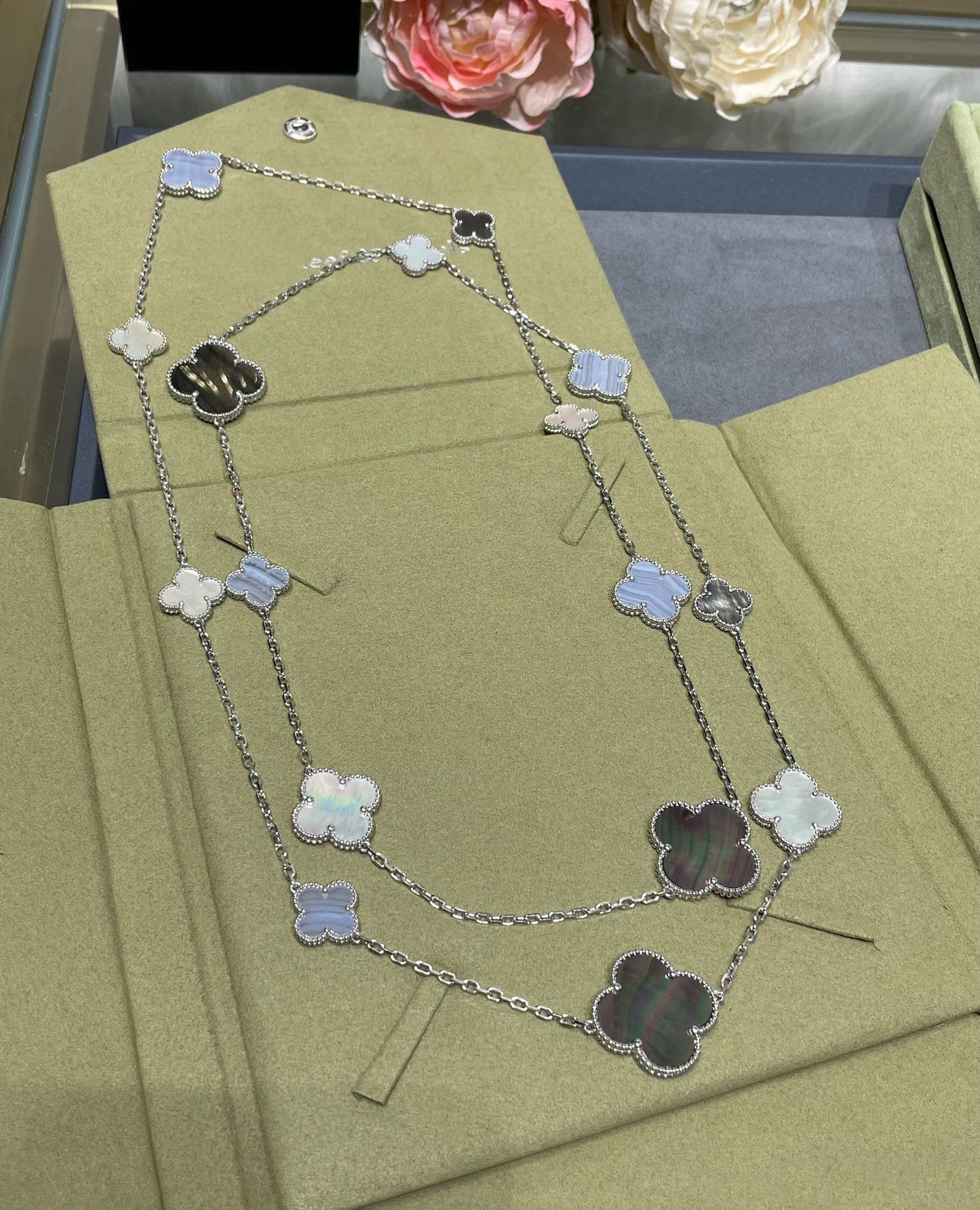 [✨ROSE✨]CLOVER 16 MOTIF CHALCEDONY MOP SILVER NECKLACE