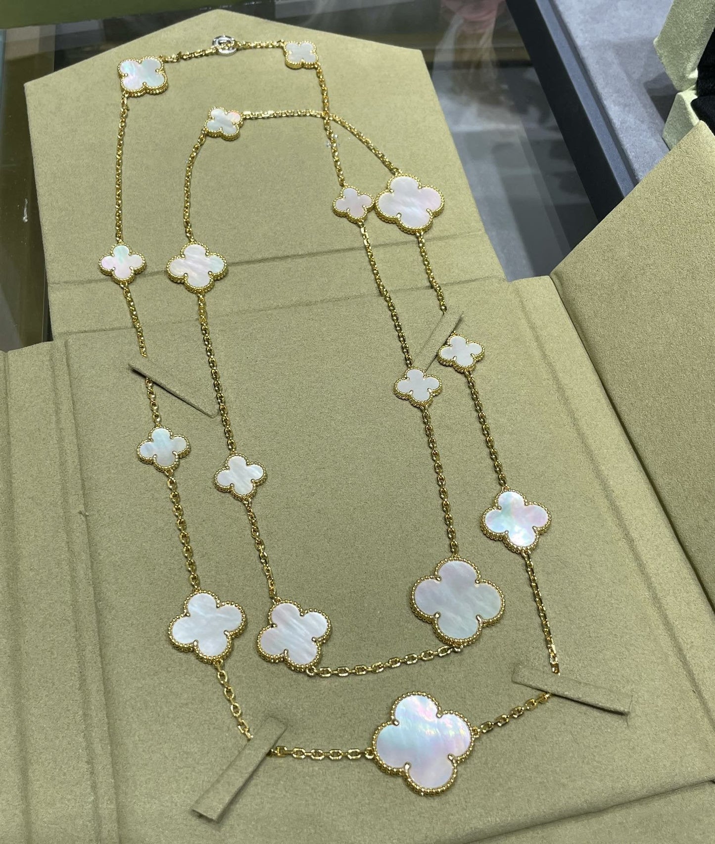 [✨ROSE✨]CLOVER 16 MOTIF WHITE MOP GOLD NECKLACE