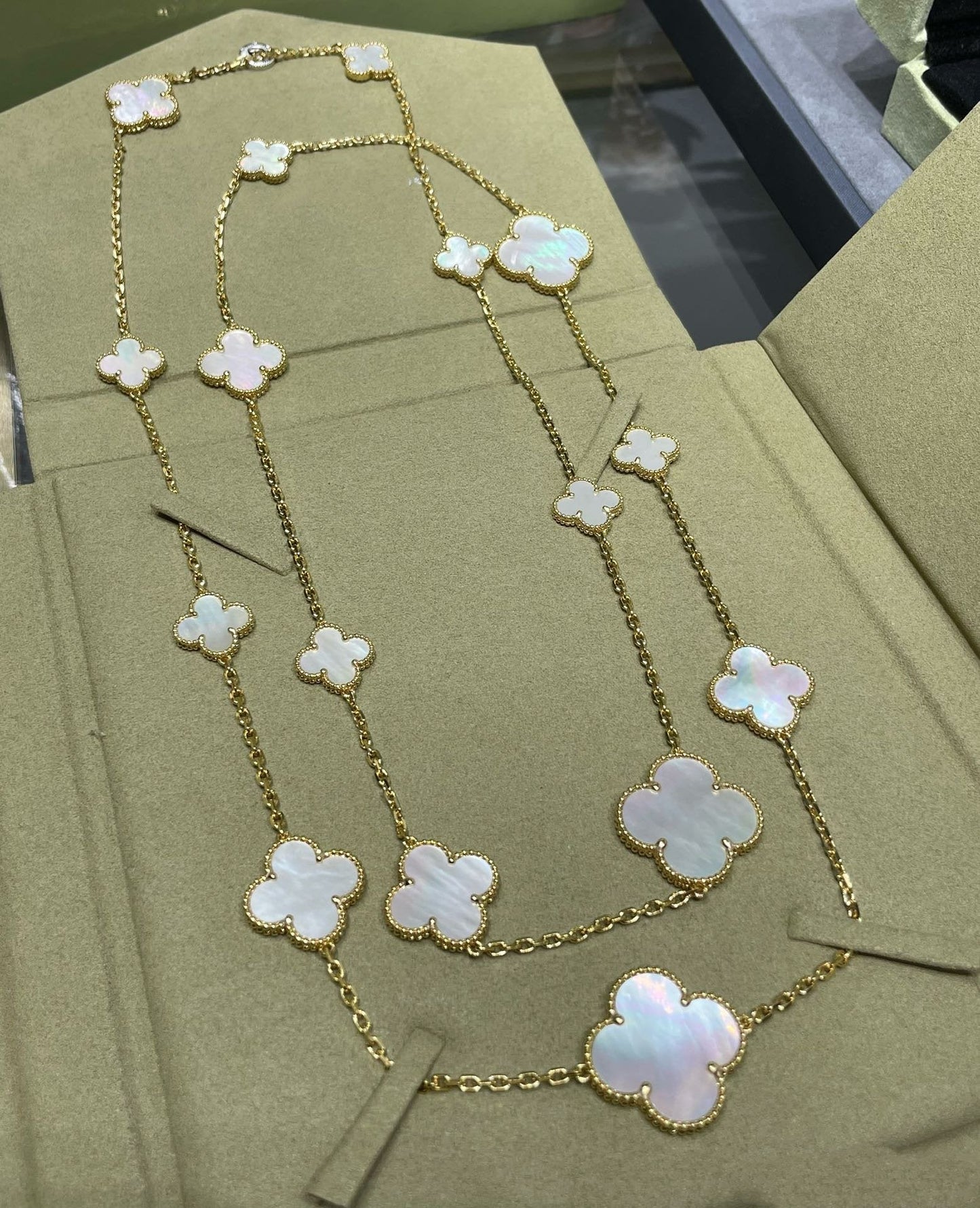 [✨ROSE✨]CLOVER 16 MOTIF WHITE MOP GOLD NECKLACE
