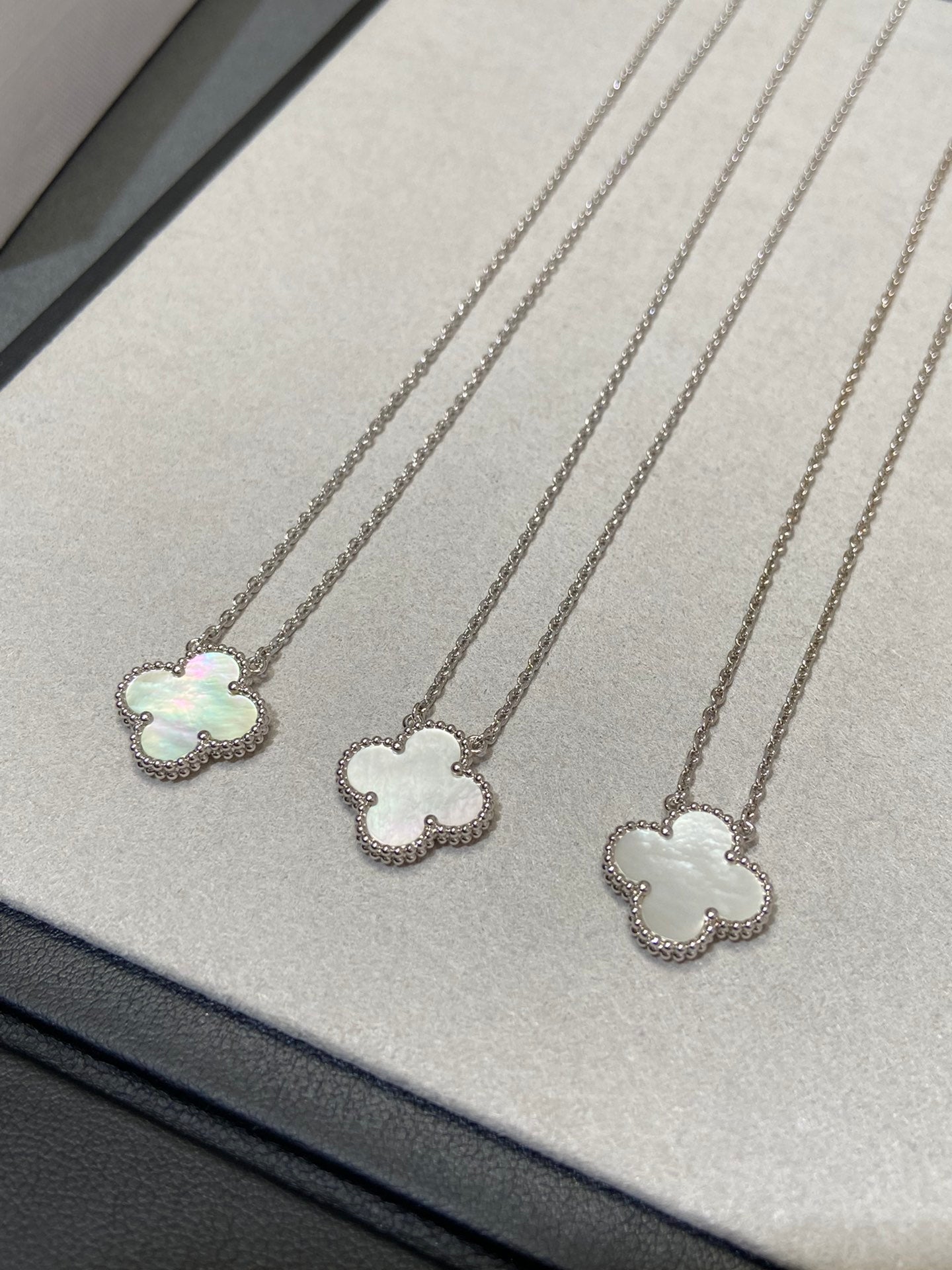 [✨ROSE✨]CLOVER MEDIUM SILVER WHITE MOP NECKLACE