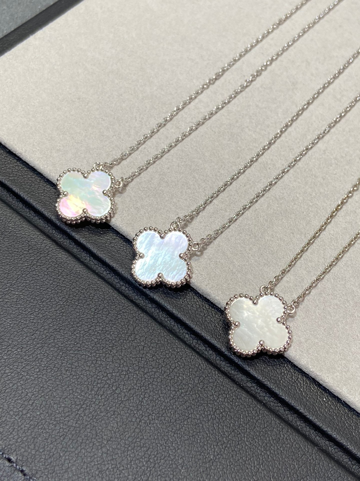 [✨ROSE✨]CLOVER MEDIUM SILVER WHITE MOP NECKLACE