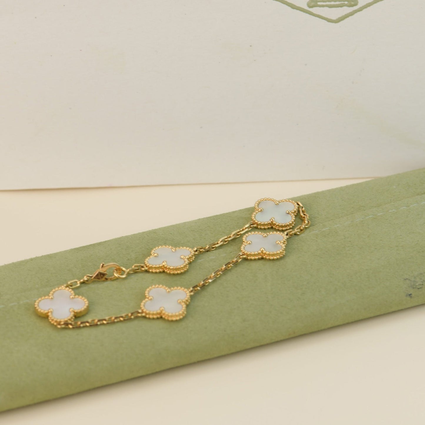 [✨ROSE✨]CLOVER  5 MOTIF WHITE MOP BRACELET