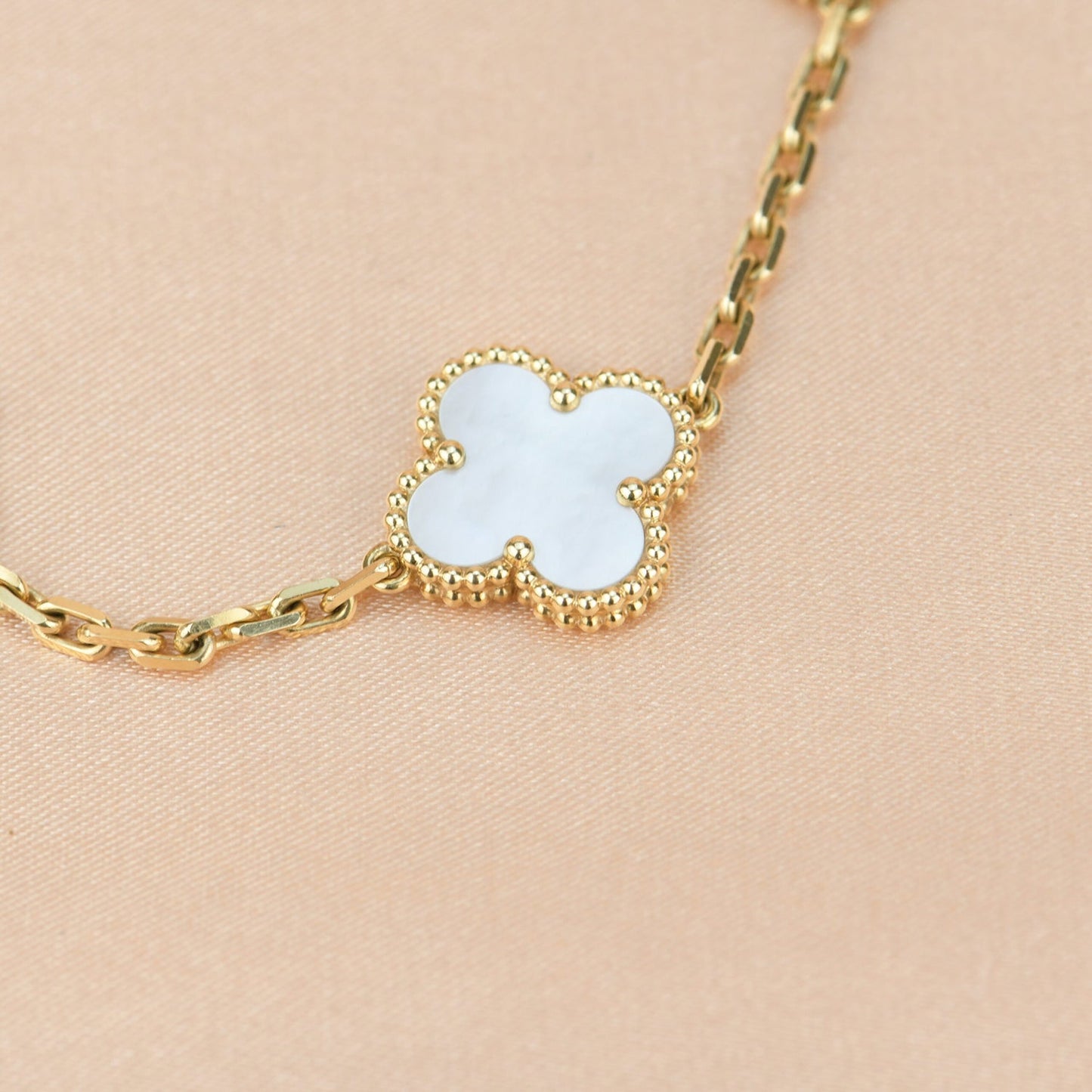 [✨ROSE✨]CLOVER  5 MOTIF WHITE MOP BRACELET