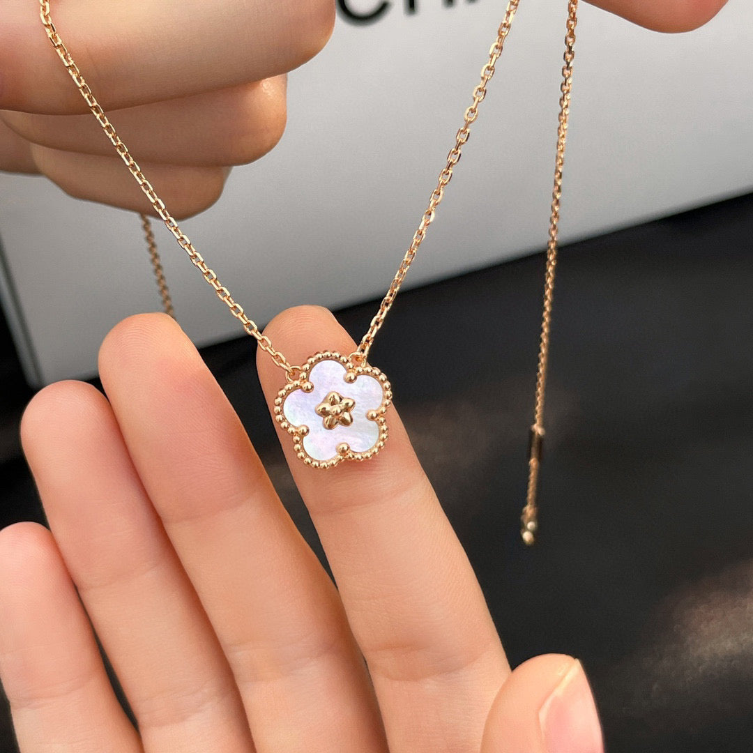 [✨ROSE✨]LUCKY  WHITE MOP  PLUM BLOSSOM NECKLACE