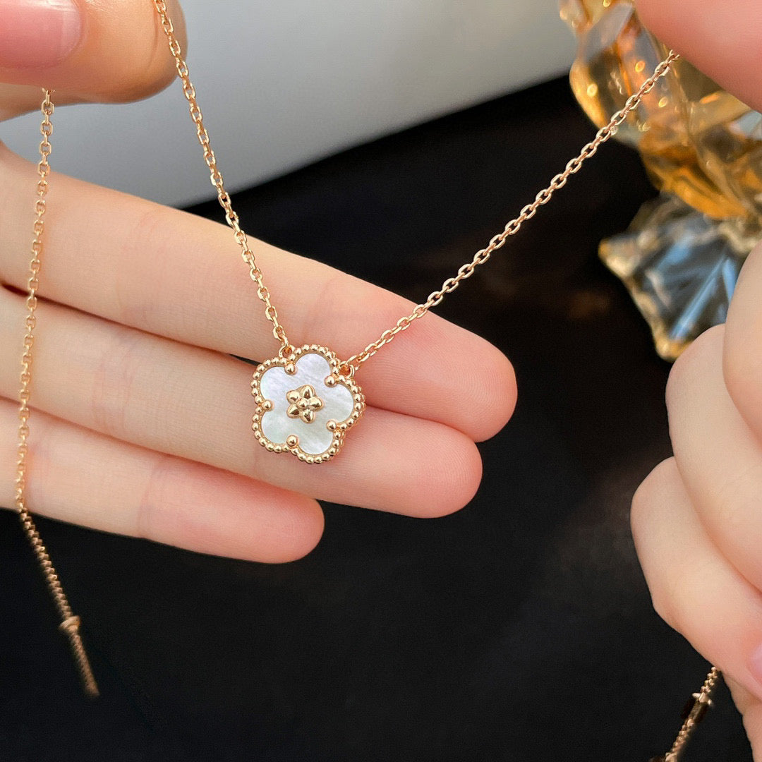 [✨ROSE✨]LUCKY  WHITE MOP  PLUM BLOSSOM NECKLACE