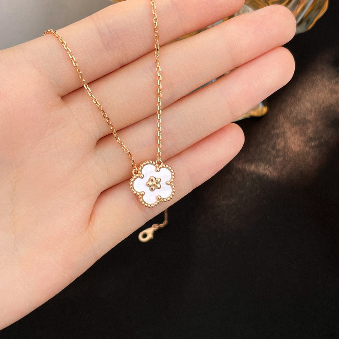 [✨ROSE✨]LUCKY  WHITE MOP  PLUM BLOSSOM NECKLACE