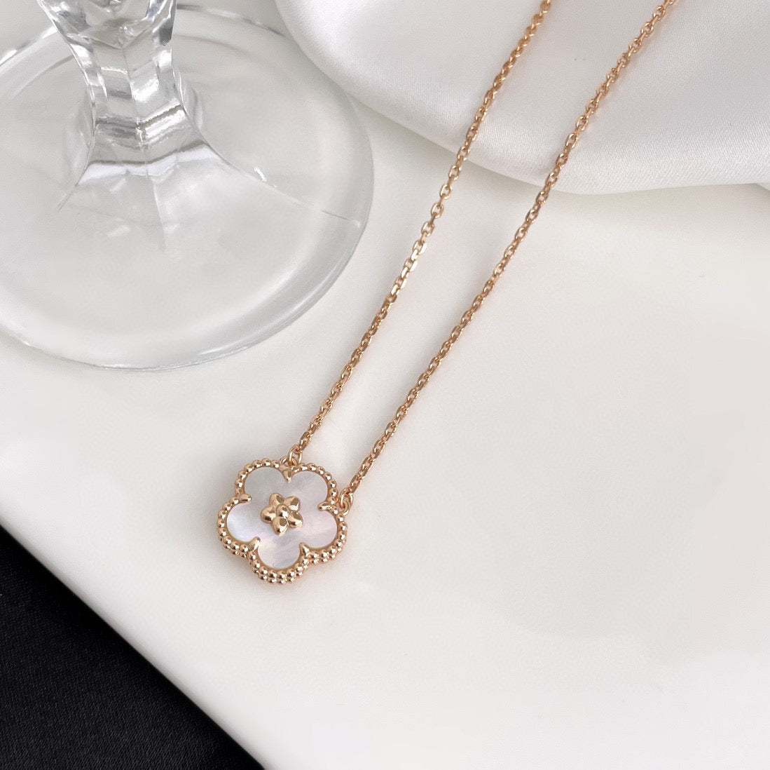 [✨ROSE✨]LUCKY  WHITE MOP  PLUM BLOSSOM NECKLACE