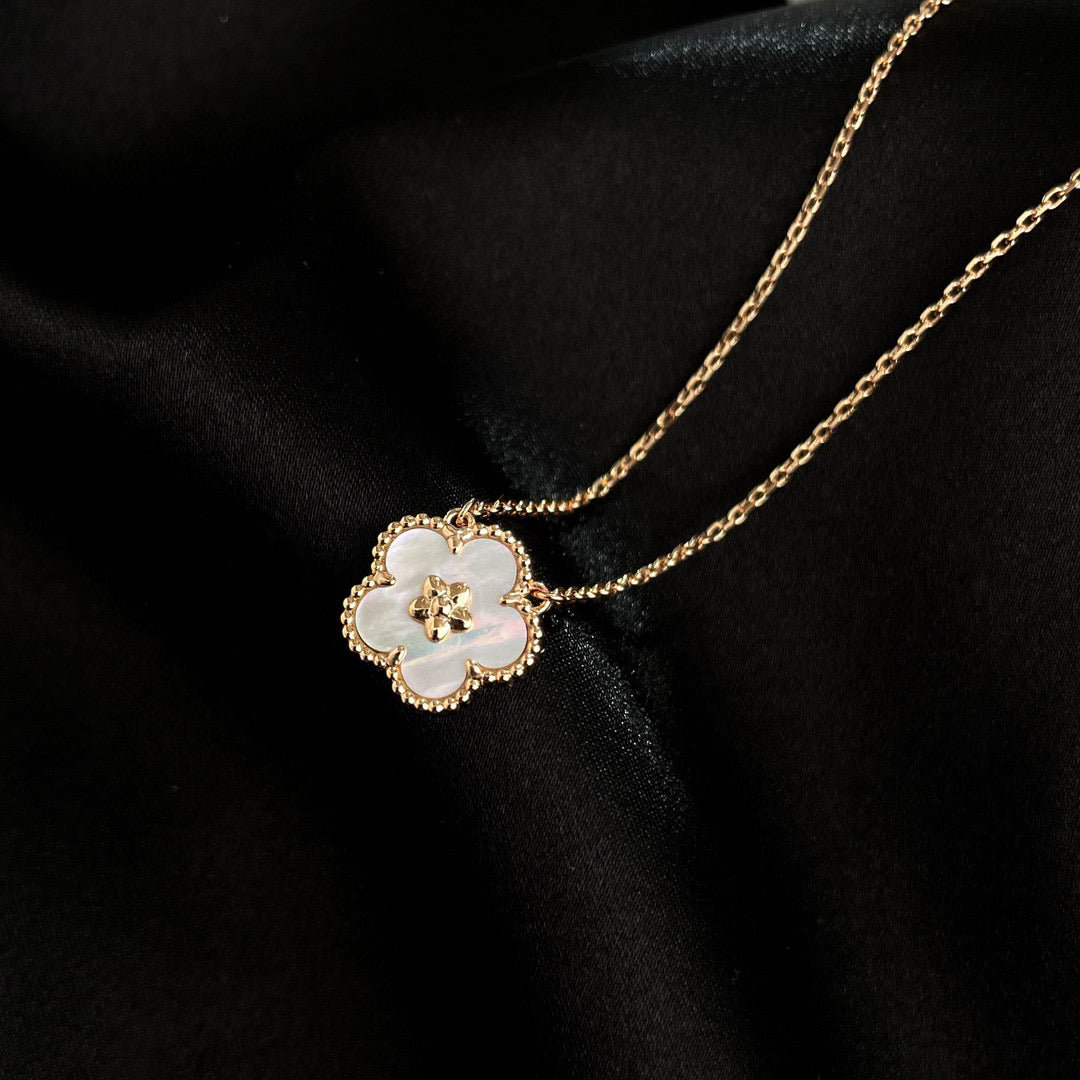 [✨ROSE✨]LUCKY  WHITE MOP  PLUM BLOSSOM NECKLACE