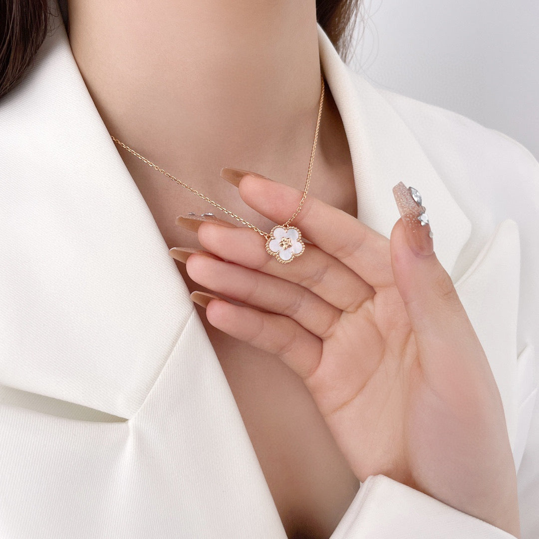 [✨ROSE✨]LUCKY  WHITE MOP  PLUM BLOSSOM NECKLACE