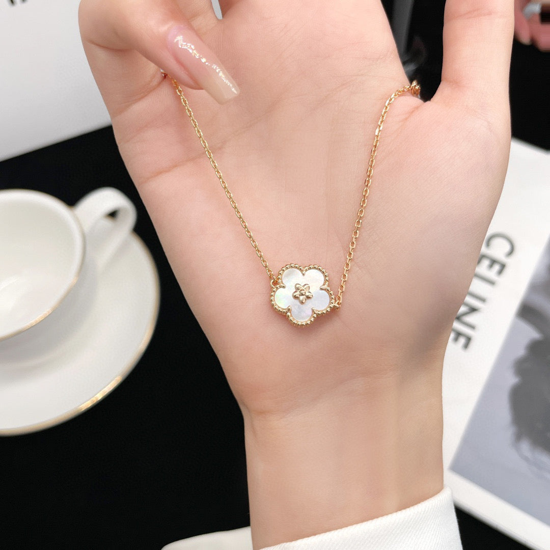 [✨ROSE✨]LUCKY  WHITE MOP  PLUM BLOSSOM NECKLACE